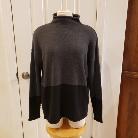 Tahari sweater size Medium - Picture 1 of 8